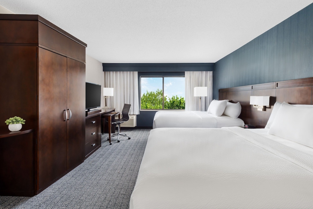 Courtyard by Marriott Manchester Boston Regional Airport - photo 12