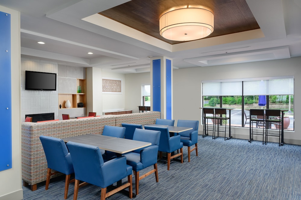 Holiday Inn Express Hotel & Suites Tullahoma by IHG - photo 38