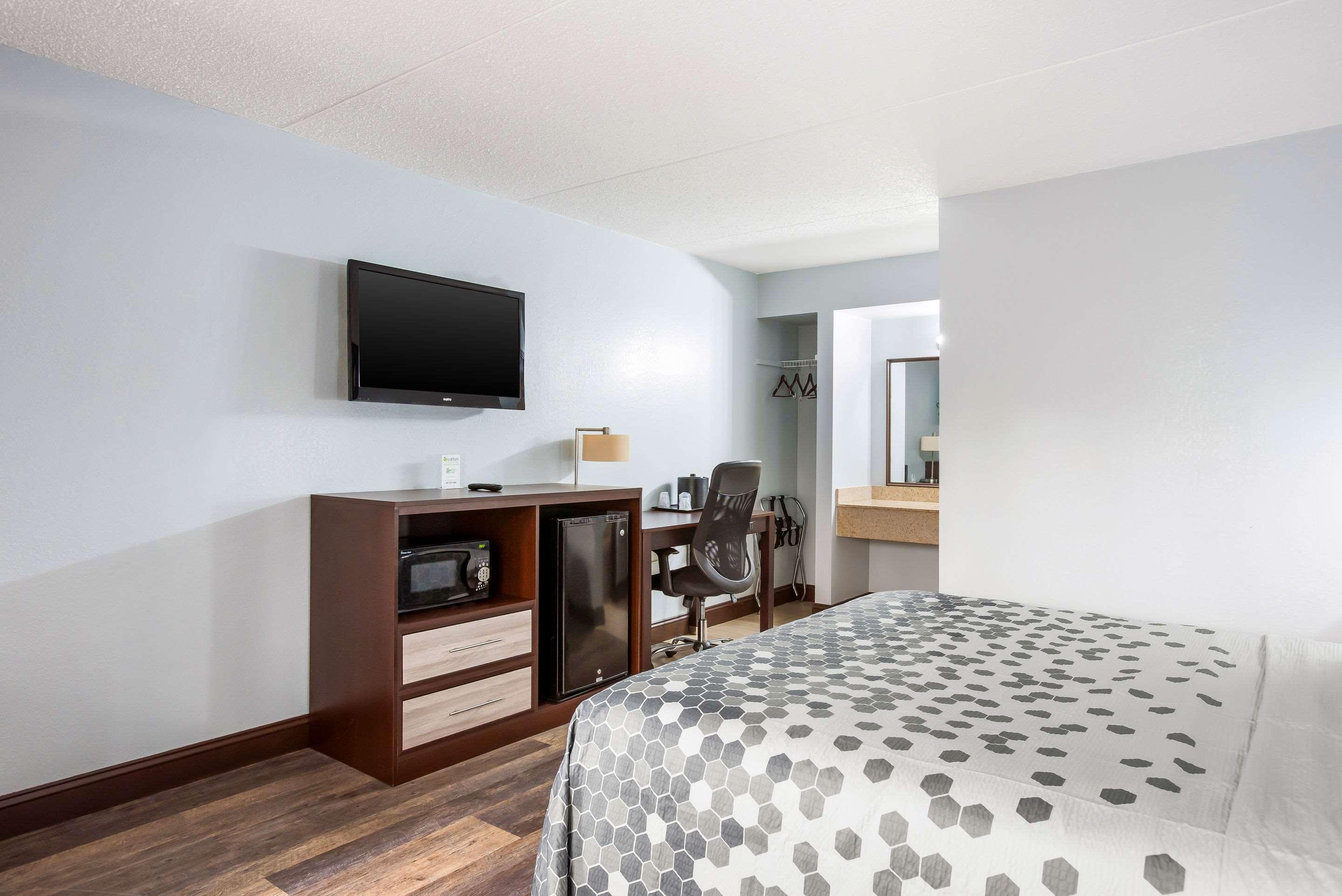 Rodeway Inn - photo 12