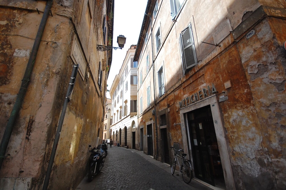Delfini — 4-Star Luxury Hotel in Rome, Italy