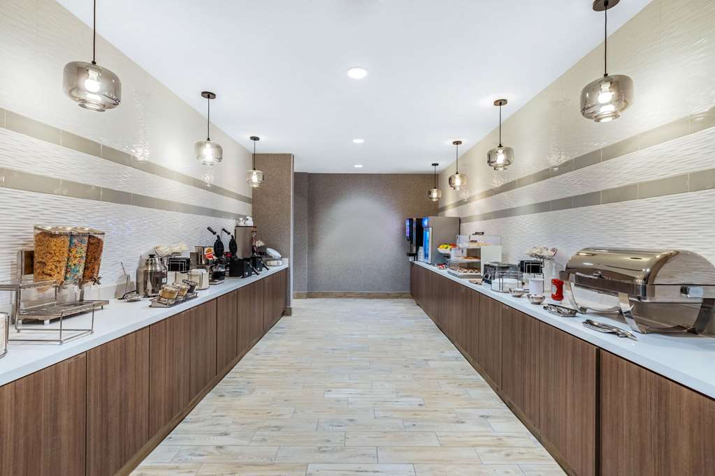 La Quinta Inn & Suites by Wyndham Kansas City Beacon Hill - photo 26