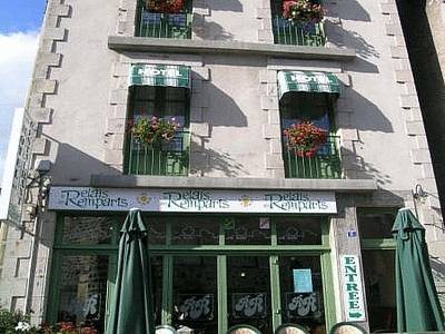 Logis Hôtel Le Relais Des Remparts pet-friendly hotel Allanche