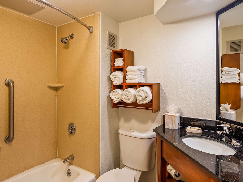 Clarion Pointe Near Medical Center - photo 22