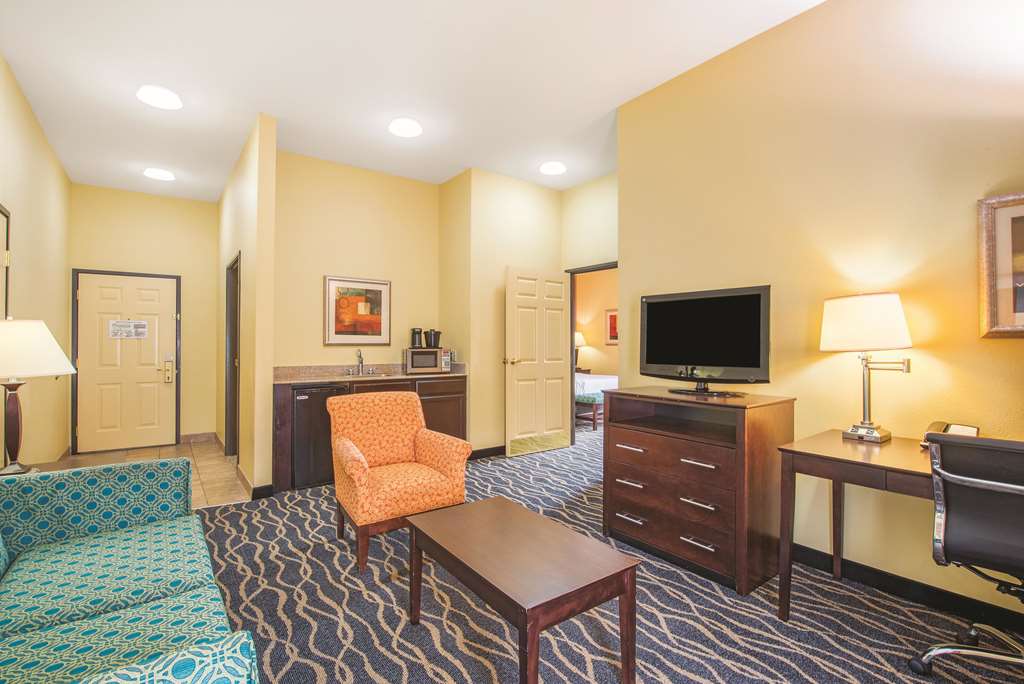 La Quinta Inn & Suites by Wyndham Tulsa Airpt Expo Square - photo 45