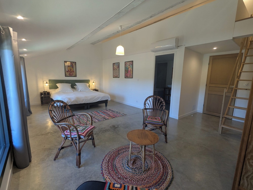 Mas de la Gramillère - carbon neutral hotel in Barbentane