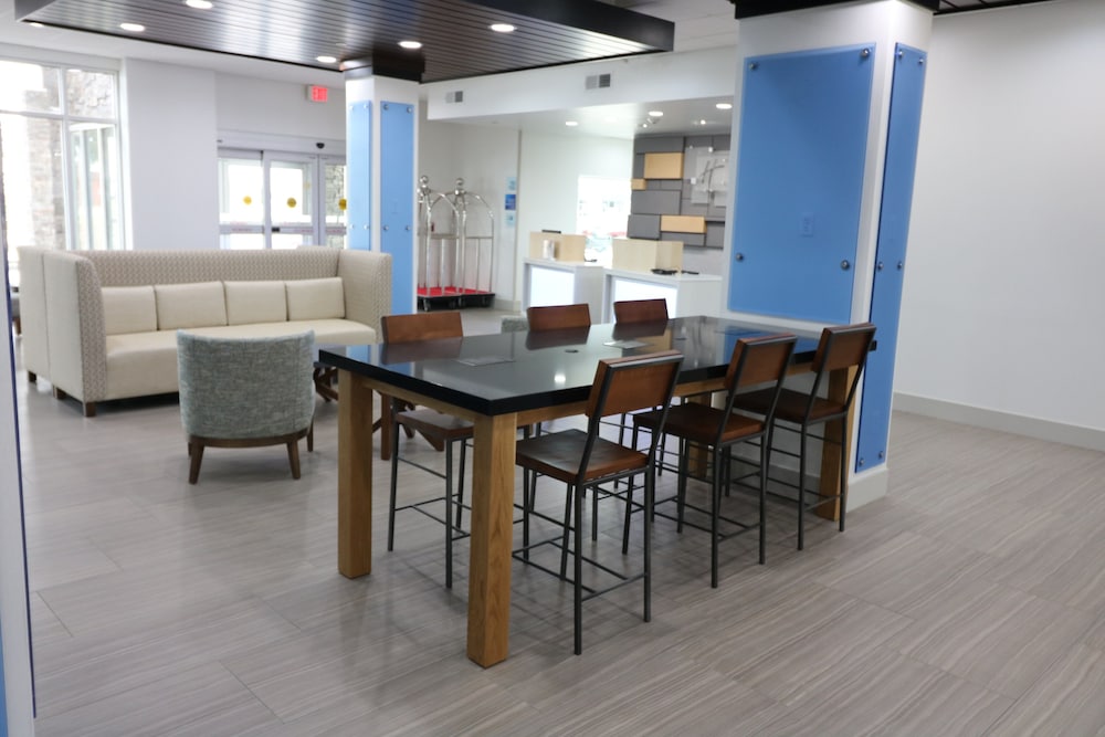 Holiday Inn Express & Suites Coffeyville by IHG - photo 36