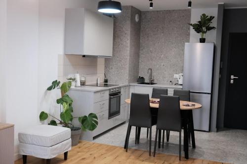 SpaceMore Apartments Dmowskiego 20 minut do RYNKU Self Check In 24H Parking City bikes — 4-Star Luxury Hotel in Wroclaw, Poland