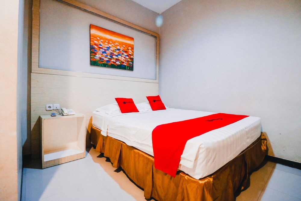 RedDoorz Plus near Sultan Hasanuddin Airport — hotel near Sultan Hasanuddin International Airport