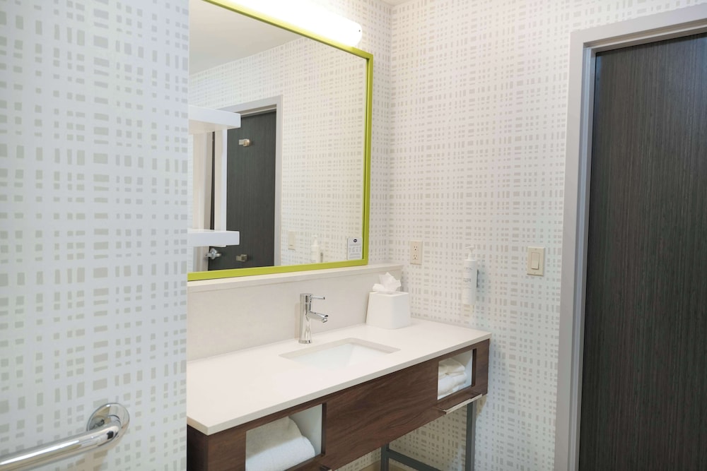 Hampton Inn & Suites Tulsa Central - photo 26