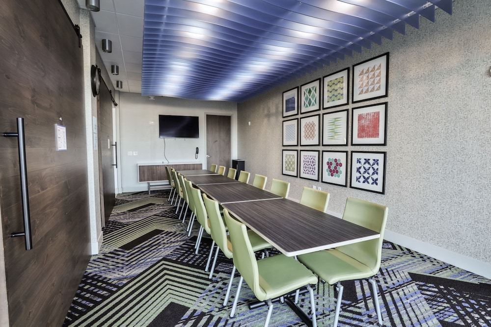 Holiday Inn Express & Suites Nashville Metrocenter Downtown by IHG - photo 60