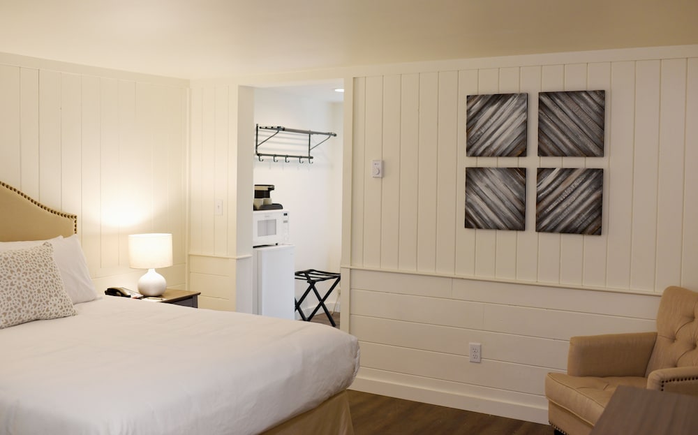 Sandwich Inn and Suites - photo 4