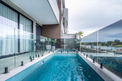 Waterfront at Martha Cove Premium Poolside Luxury — hotel in Safety Beach