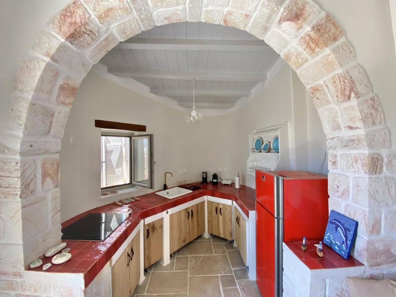 Fournos - carbon neutral hotel in Kimolos
