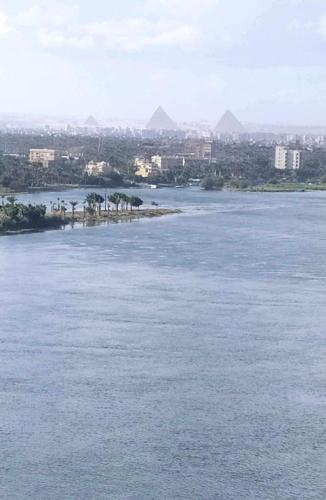 Schöne Wohnung mit Blick auf Nil und Pyramiden — 4-Star Luxury Hotel in Cairo, Egypt