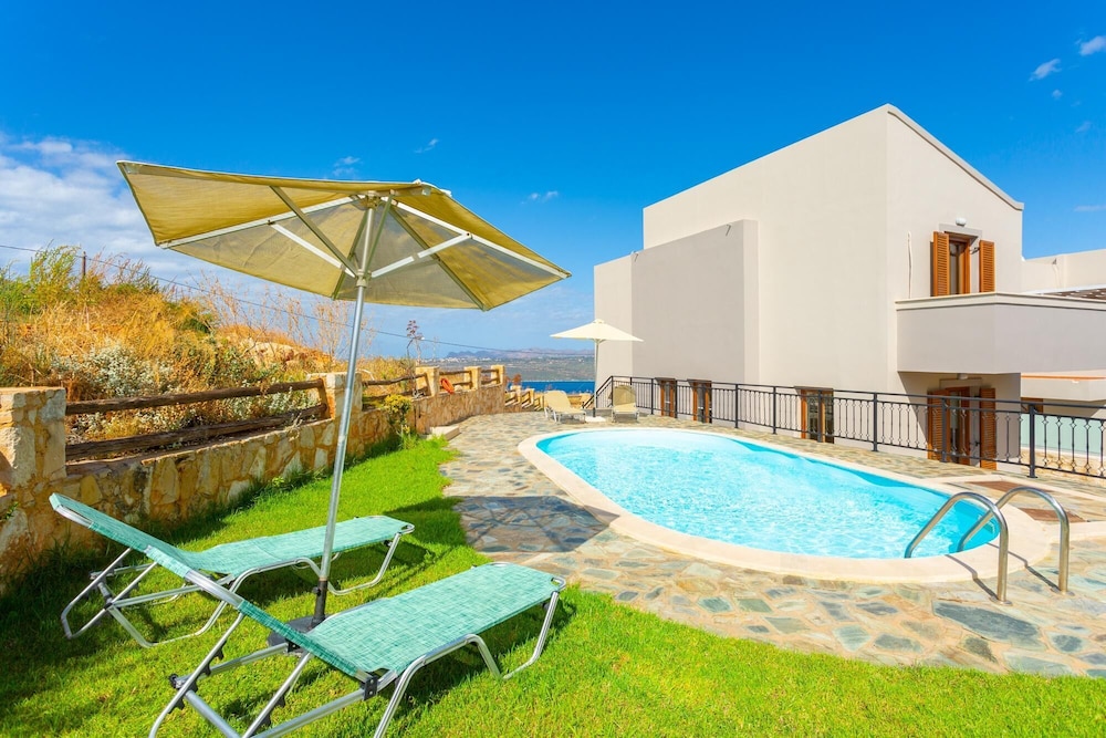 Villa Stratos — 4-Star Luxury Hotel in Nerokouros, Greece