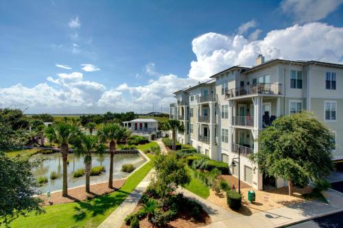 The Golden Lanai — 4-Star Luxury Hotel in Saint Simon Mills, United States
