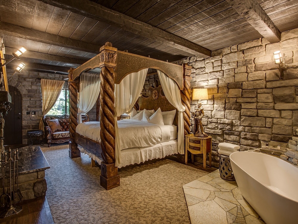 Storybook Riverside Inn - photo 2