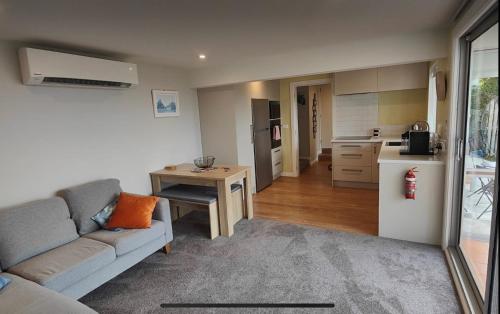 Fully Renovated Hillside Apartment Close To City — 4-Star Luxury Hotel in Christchurch, New Zealand