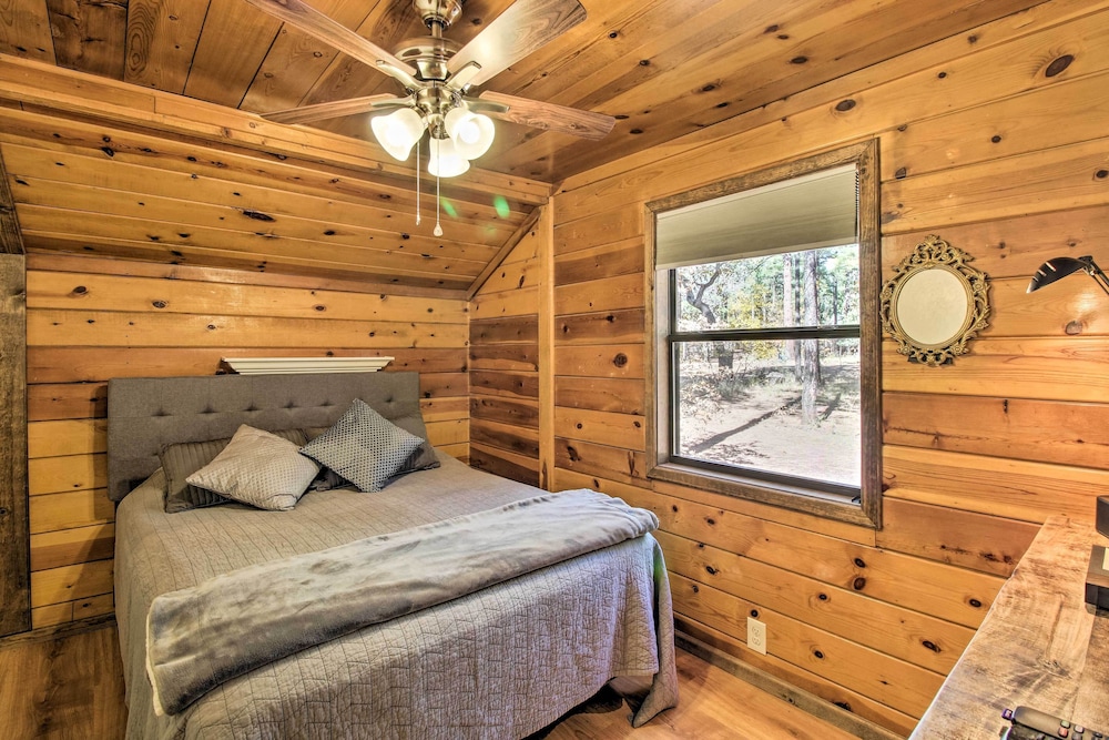 Deck and Grill Pet Friendly Lakeside Cabin — 4-Star Luxury Hotel in Pinetop-Lakeside, United States