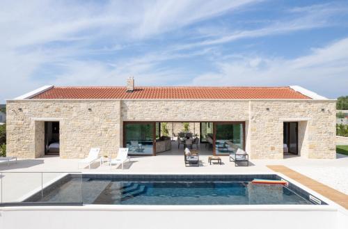 Luxury Villa Terra & Aria Dalmatica heated pool sauna & jacuzzi — 4-Star Luxury Hotel in Sveti Filip I Jakov, Croatia