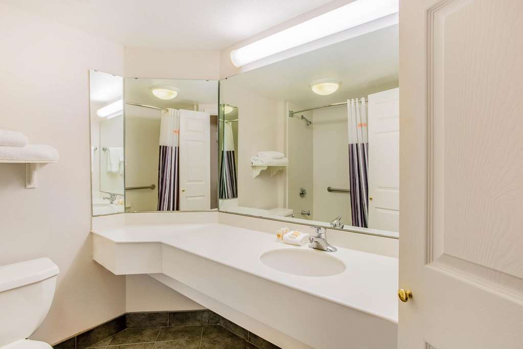 La Quinta Inn & Suites by Wyndham Raleigh Durham Intl AP - photo 20
