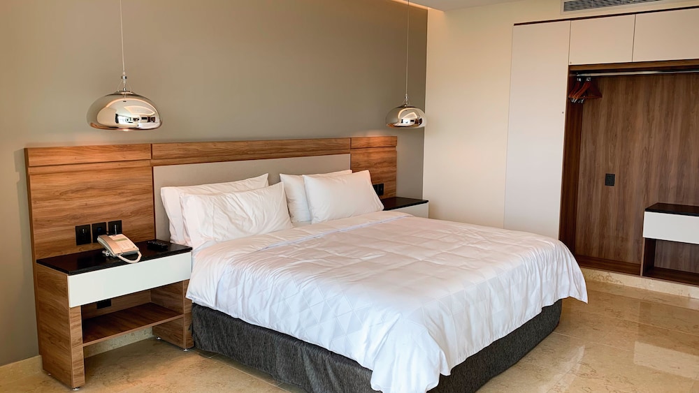 Holiday Inn & Suites Puerto Vallarta Marina & Golf by IHG