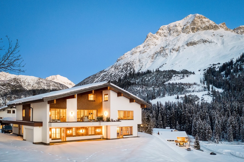 Chalet Lilly mit Ski in Ski out — 4-Star Luxury Hotel in Lech, Austria