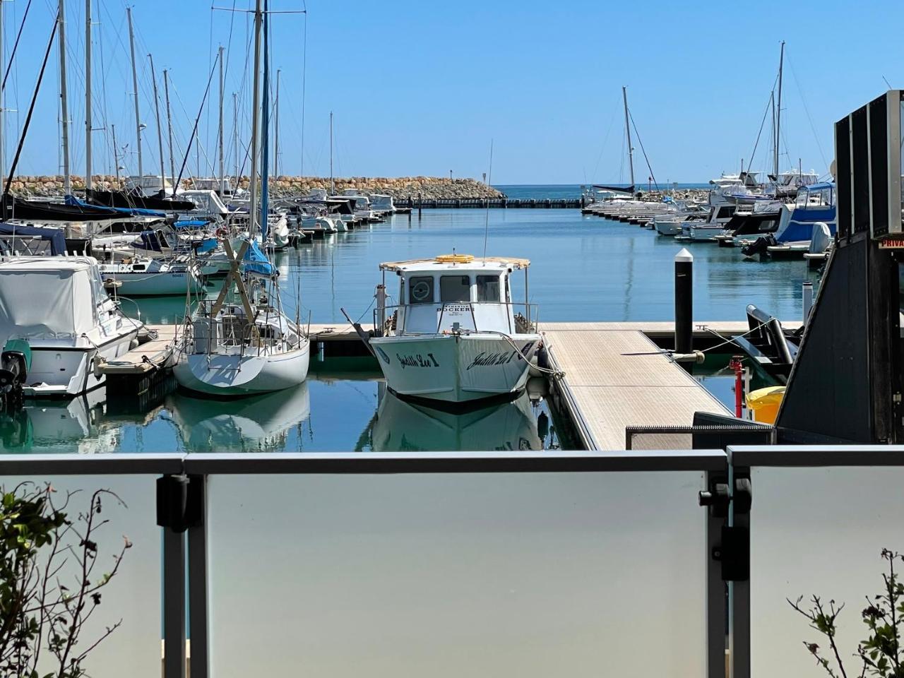 Mariner's Cove Luxe Waterfront Apartment — 4-Star Luxury Hotel in Mindarie, Australia