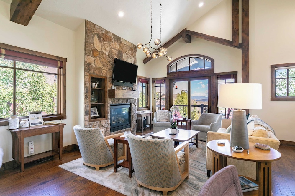 Fairway Ski and Golf Retreat by Avantstay Blocks From the Ski Lift Beautiful Views w Hot Tub - featured photo