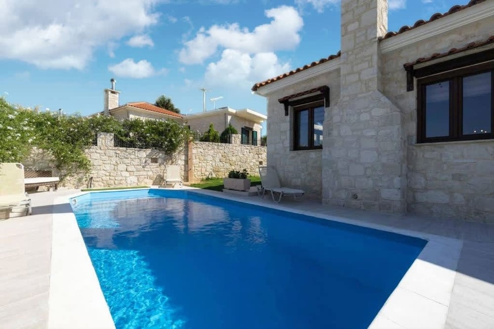 Heraklion Twins House Private Pool Retreat — 4-Star Luxury Hotel in Episkopi, Greece