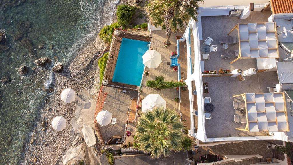 Exclusive Seaside Retreat with Shared Pool & Private Beach Access — 4-Star Luxury Hotel in Palekastro, Greece
