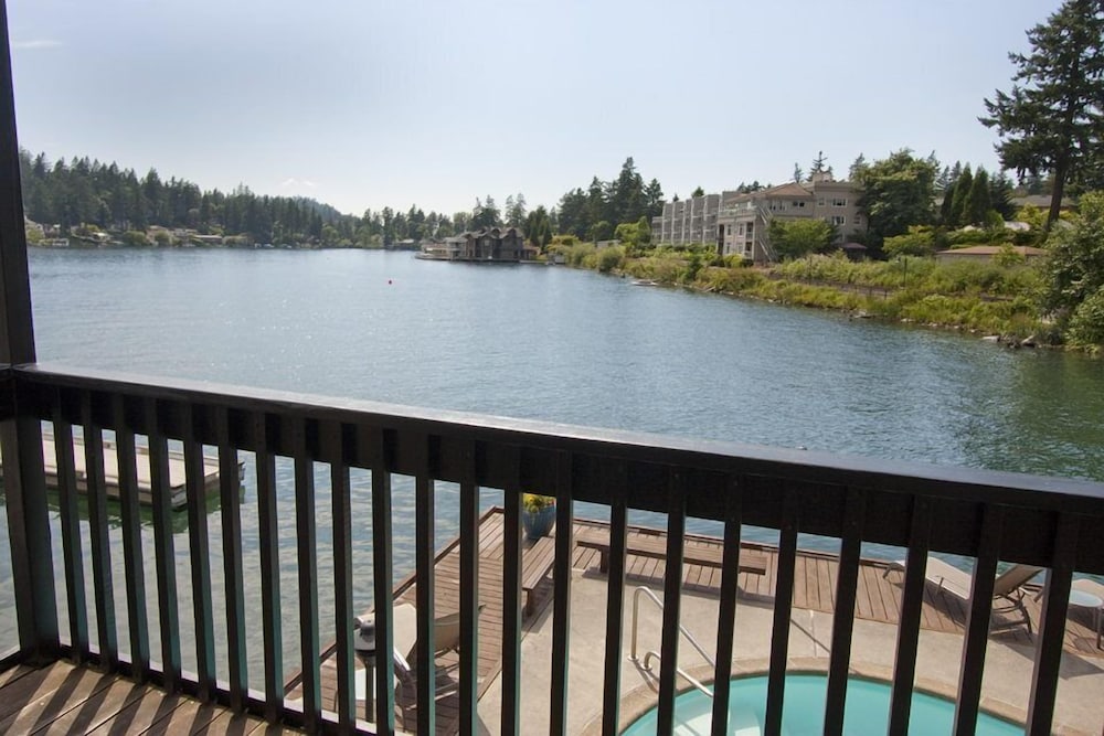 Lakeshore Inn - photo 9