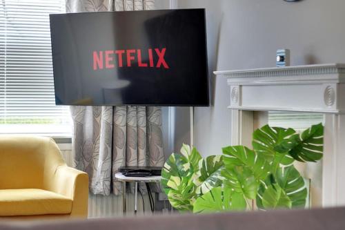 Superb 3 bed house homely comforts close to supermarkets with private parking on gated premise — 4-Star Luxury Hotel in Sheffield, United Kingdom