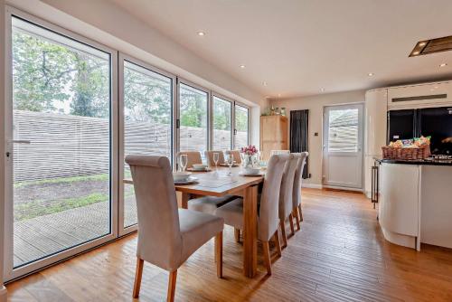 Oakwood Bungalow Christchurch Sleeps 8 — 4-Star Luxury Hotel in Christchurch, United Kingdom
