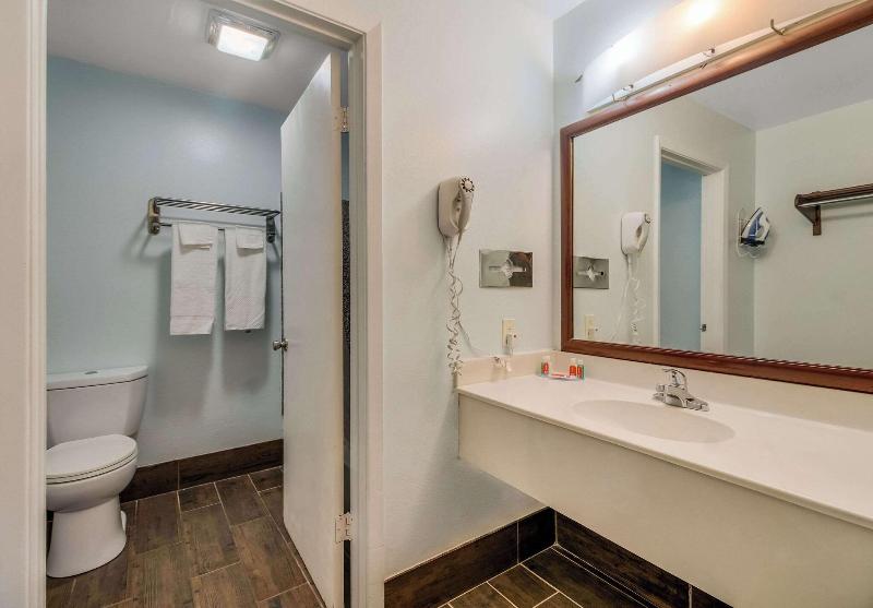 Econo Lodge Inn & Suites Fulton Rockport - photo 31