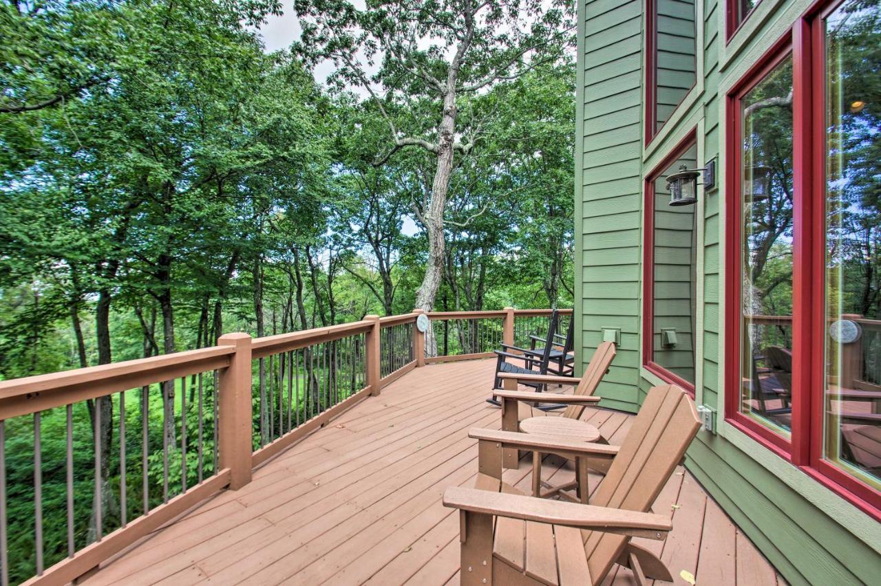 Luxe Wintergreen Resort Escape with Hot Tub - photo 4