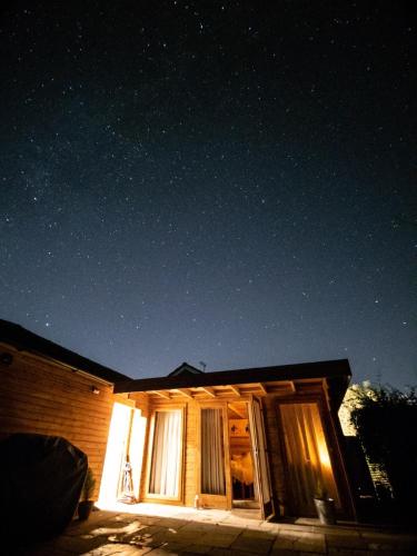 Moors Wood Relaxing Tranquil Retreat with Hot Tub — hotel in Chippenham
