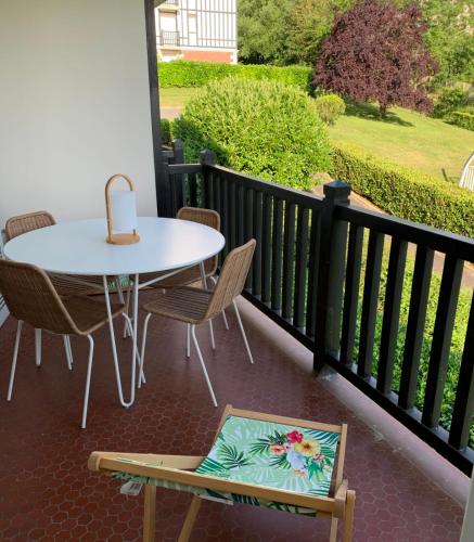 Apartment with Swimming Pool Near Train Station — 4-Star Luxury Hotel in Villers-Sur-Mer, France