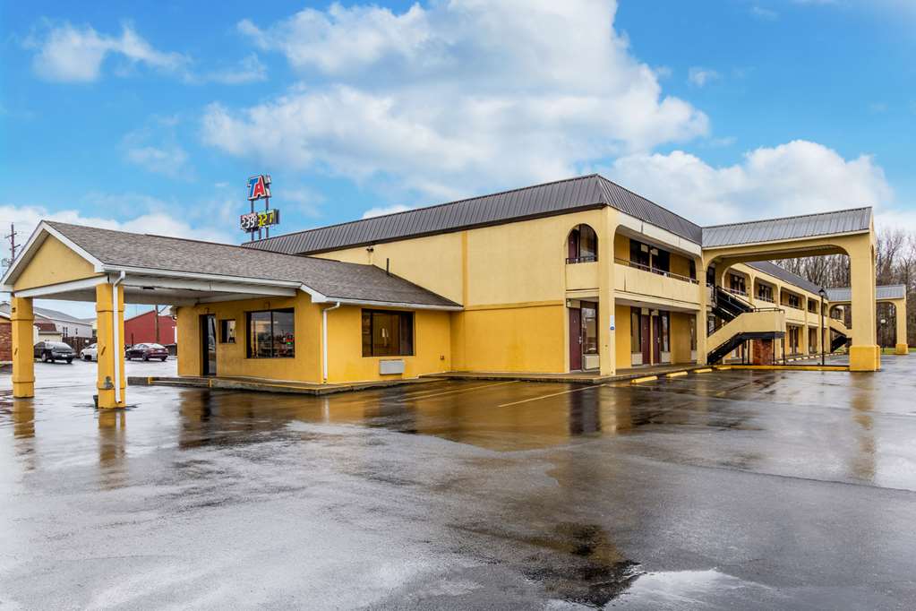 Econo Lodge Seymour - photo 4