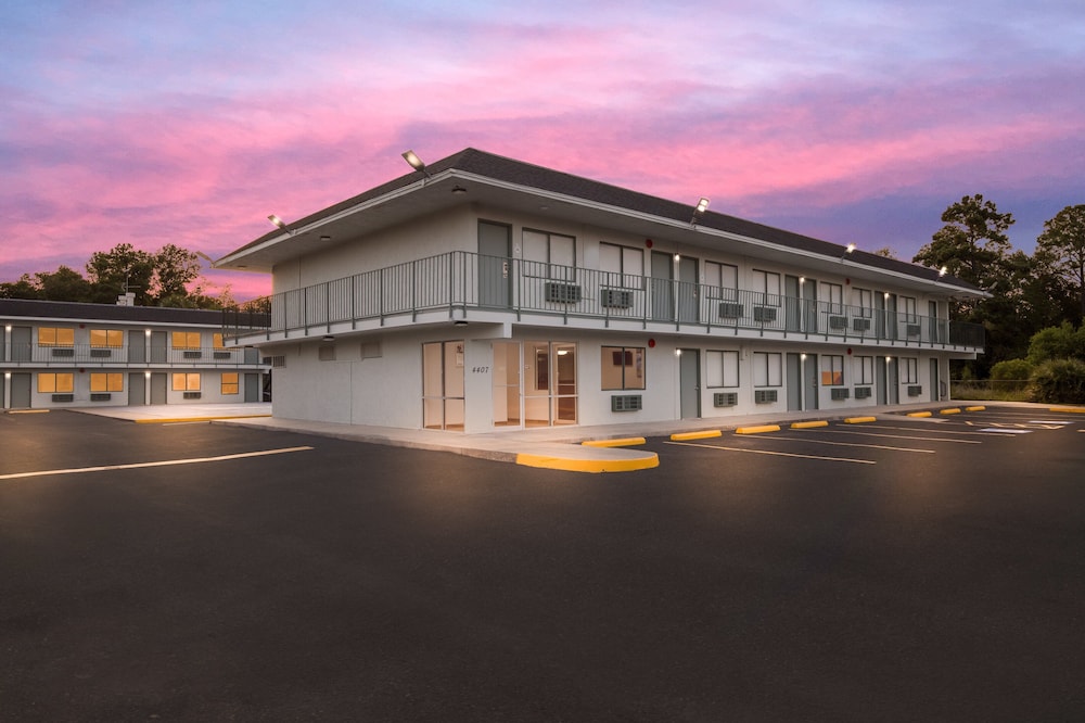HomeTowne Studios by Red Roof Orange TX - photo 40