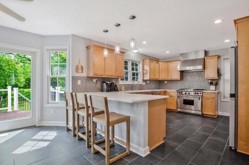 Beautiful 4BR Walking Distance to Stadium