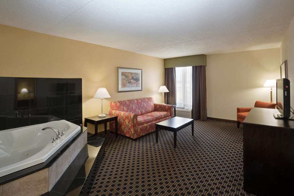 La Quinta Inn & Suites by Wyndham Salina - photo 37