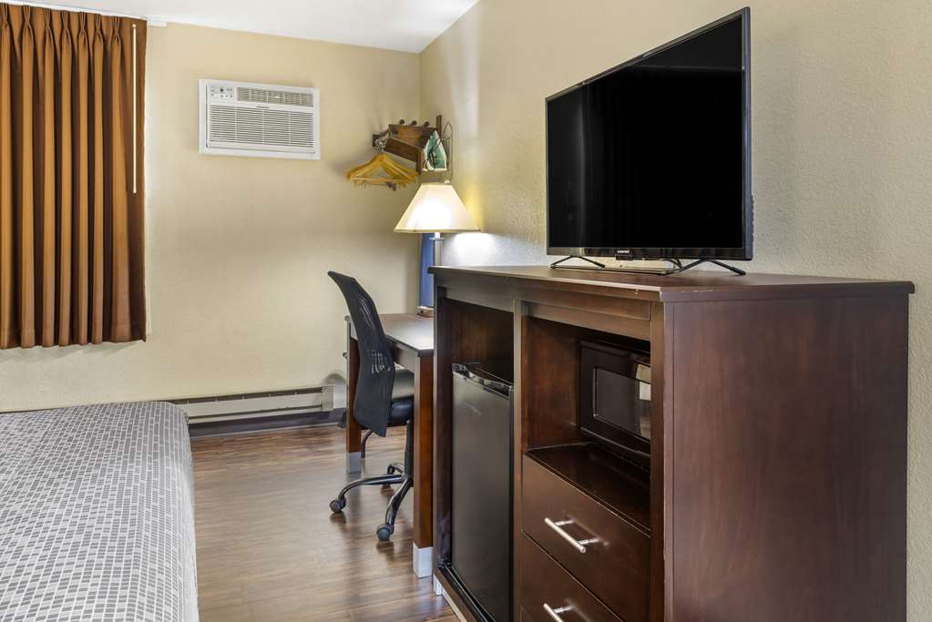 Econo Lodge La Crosse North - photo 34