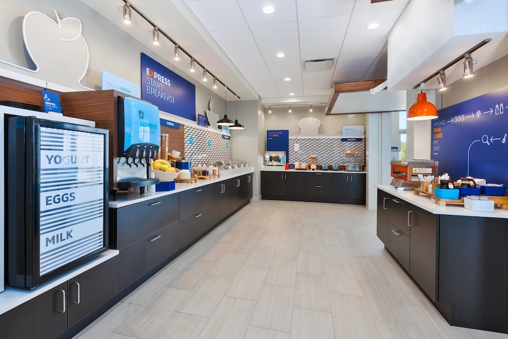 Holiday Inn Express & Suites Grand Rapids Airport South by IHG - photo 28