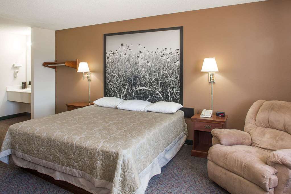 Super 8 by Wyndham Richmond - photo 17