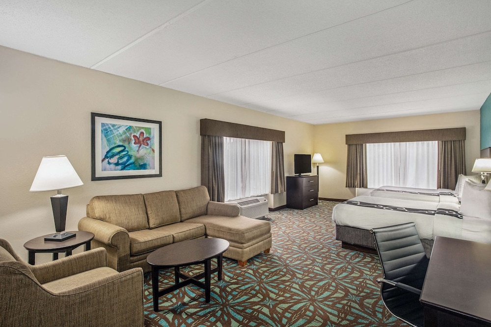 La Quinta Inn & Suites by Wyndham Sarasota I75 - photo 13