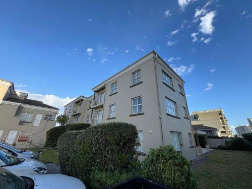 Unwind at Coral 2BR Bloubergstrand Beach Apt Walk to Beach — 4-Star Luxury Hotel in Cape Town, South Africa