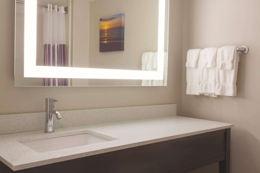 La Quinta Inn & Suites by Wyndham Columbus North - photo 15