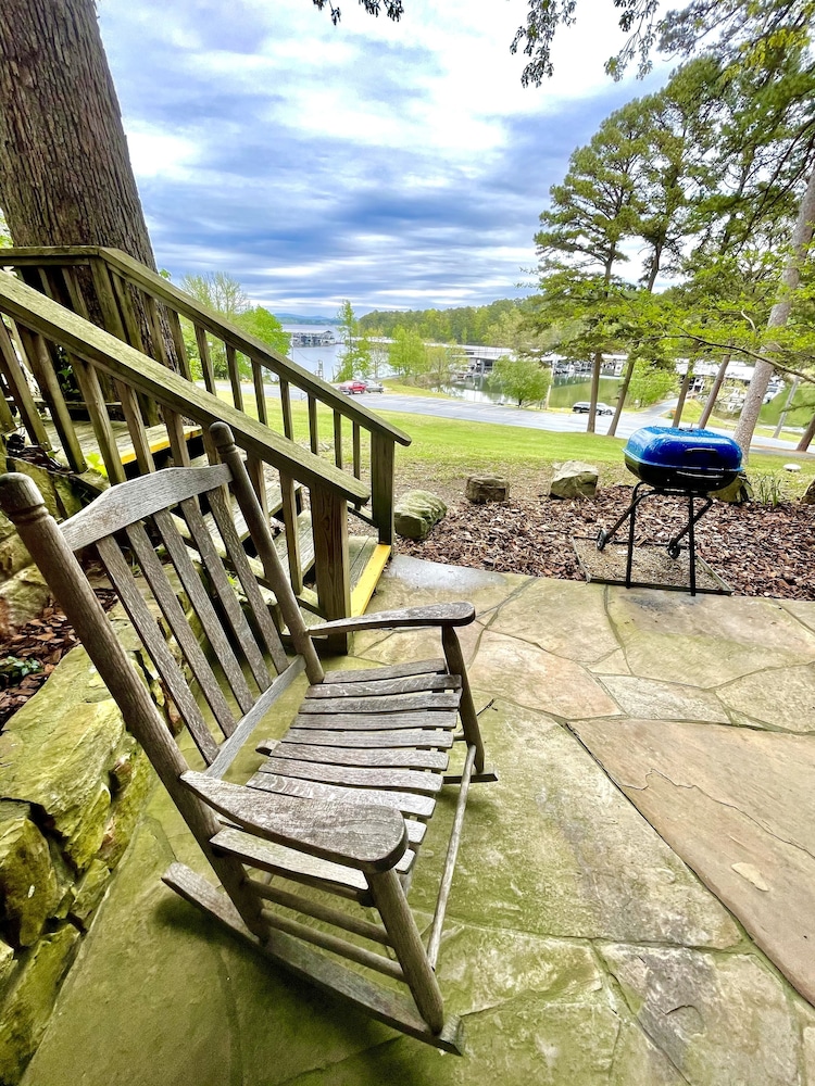 SU15 Spacious studio with full kitchen dining table and rock patio overlooking Lake Ouachita. by RedAwning - photo 15