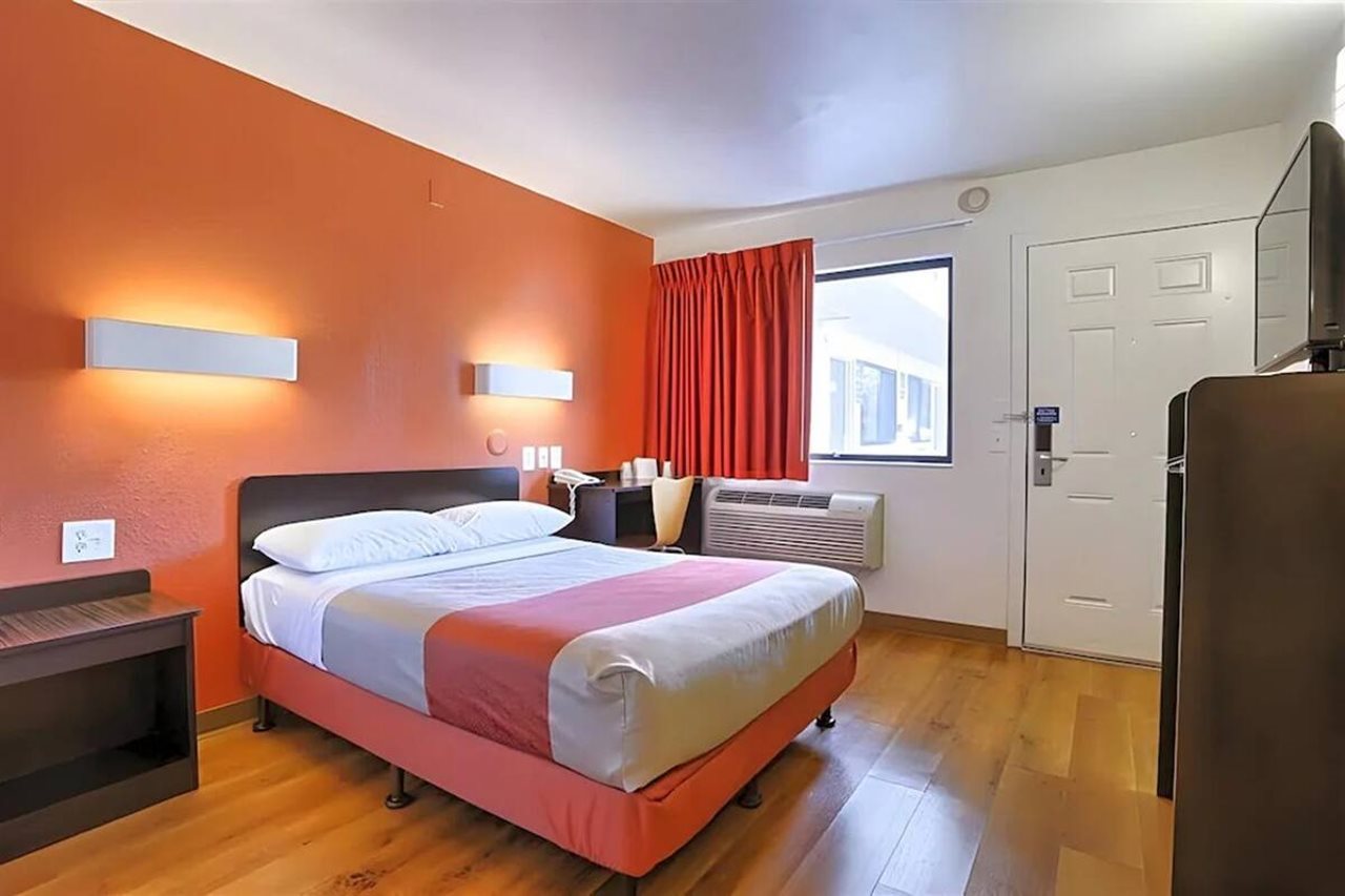 Super 8 by Wyndham Walnut Creek - photo 4
